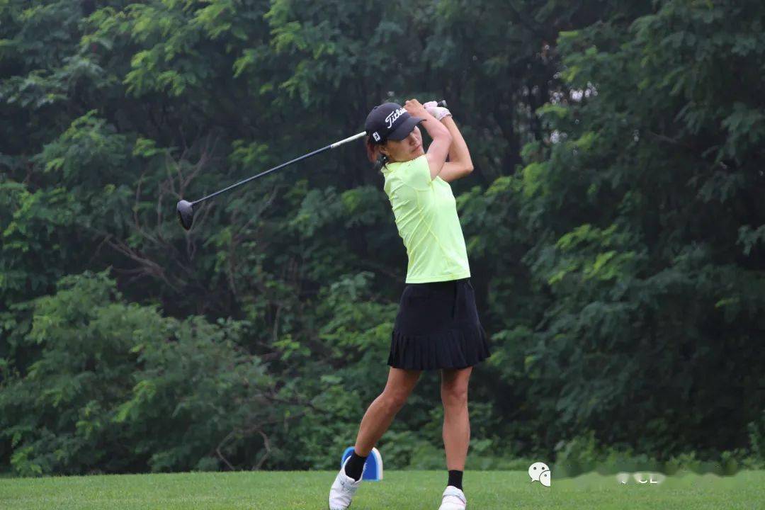 闫盼盼5杆大胜起点中巡明珠站三人并列亚军