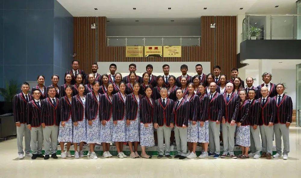 网友|东京奥运会中国队“入场服”终于不是番茄炒蛋了！网友：像酒店迎宾服
