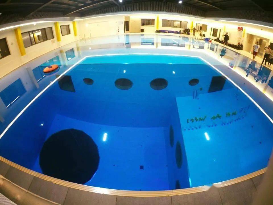 好看的潜点哪里都有(×)有趣的泳池万里挑一(√)聊一聊这些年都玩出