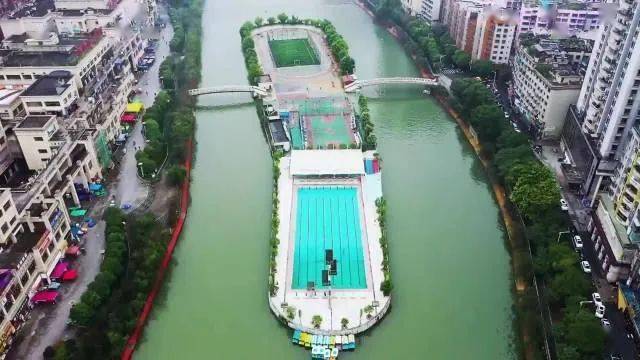 贵州都匀有一座建在江上的体育中心,篮球场,足球场,游泳馆等一应俱全.