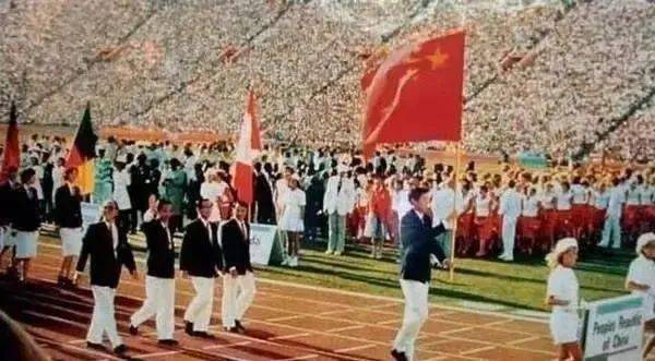 网友|东京奥运会中国队“入场服”终于不是番茄炒蛋了！网友：像酒店迎宾服