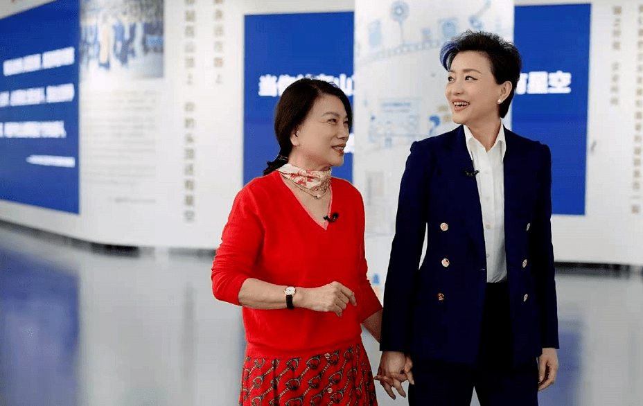 漂亮|董明珠穿红裙越老越假,杨澜却是气质优雅,她俩不是一个级别的!