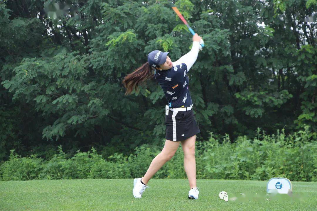 闫盼盼5杆大胜起点中巡明珠站三人并列亚军