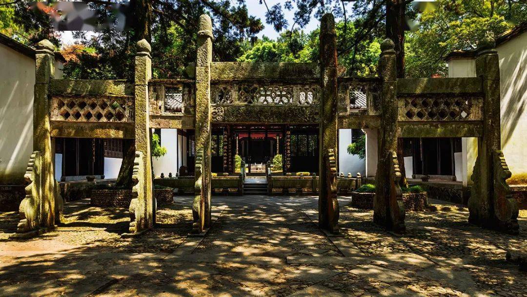 当时庐山文风鼎盛,光白鹿洞书院就培养出了102个进士,状元的数量也不