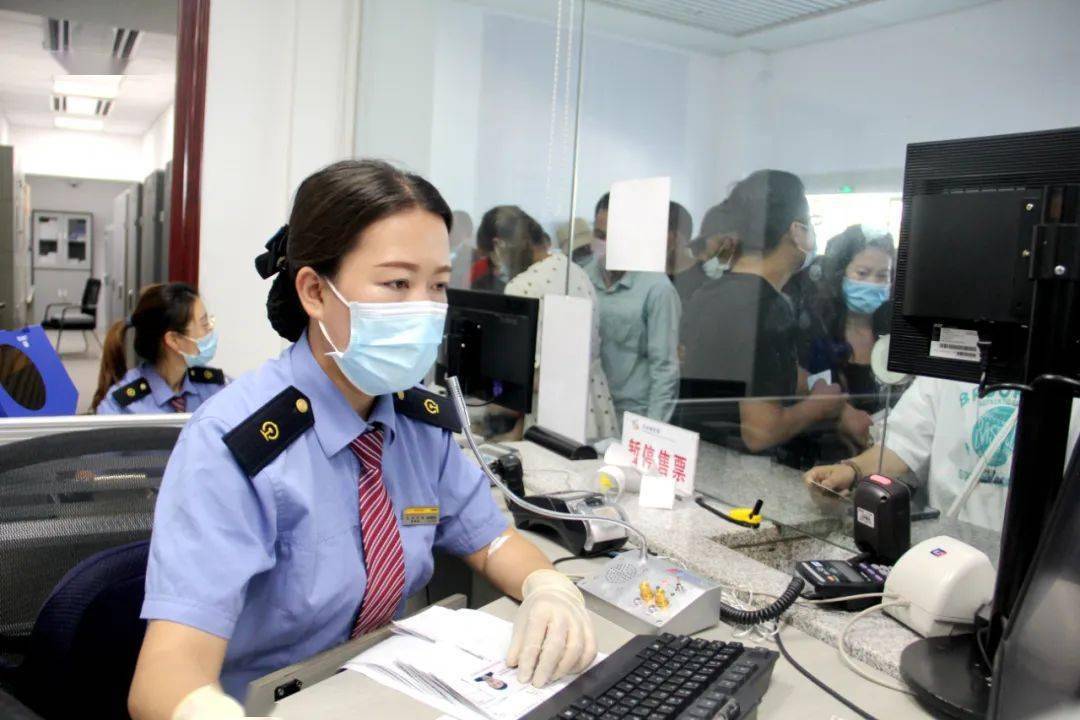 陇西车务段加强对售票厅,候车室,站台旅客的引导提示,通过车站广播,小