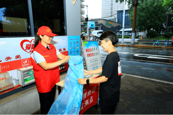 在这场暴雨中,志愿者不约而同地迅速出击,第一时间赶到了市民群众最