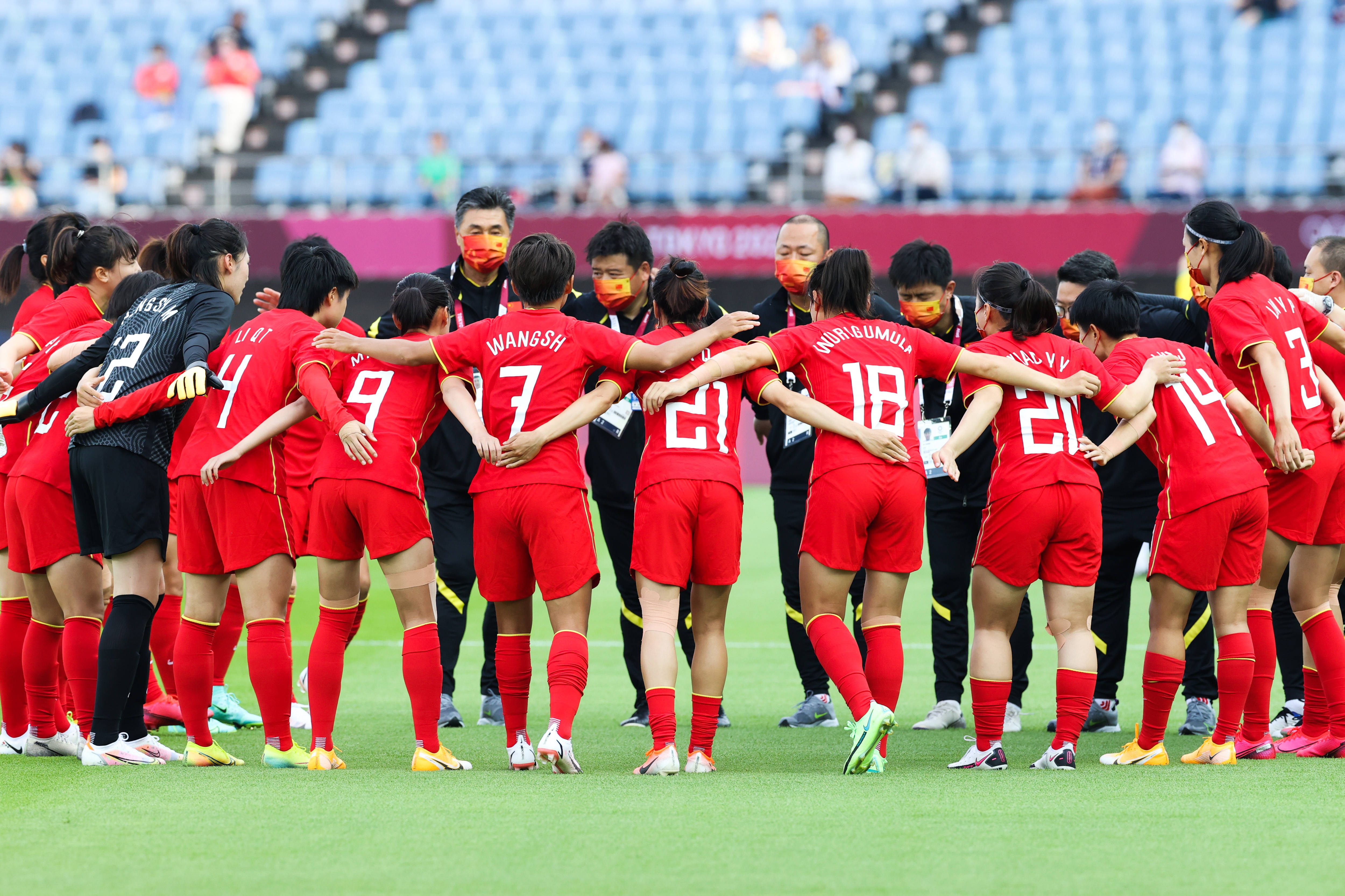 姑娘们抬起头!中国女足四中门柱,奥运首战0