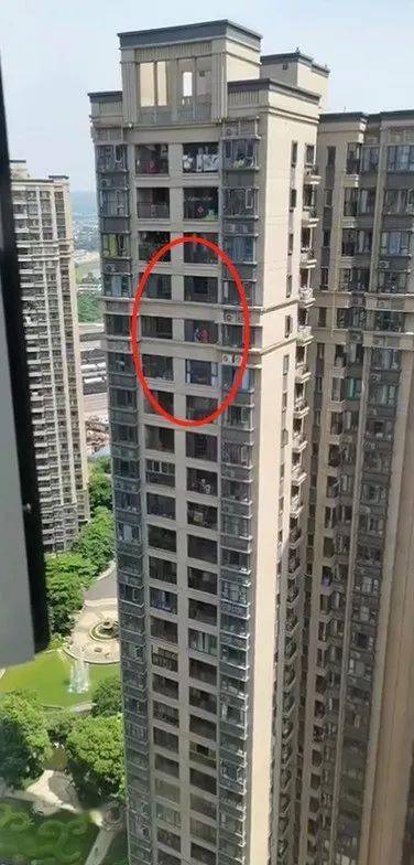 无护栏柳州2名幼童站在28楼窗外玩耍身后是万丈深渊