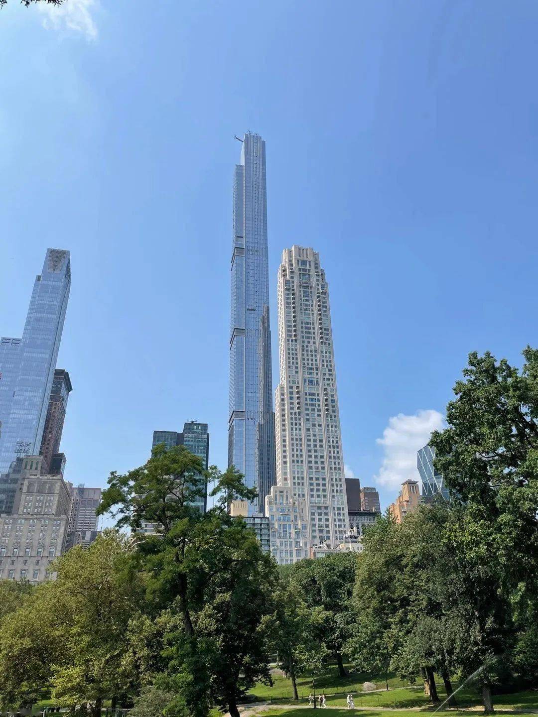 站在纽约中央公园看中央公园壹号项目-汇加2021年7月实拍站在繁华街道