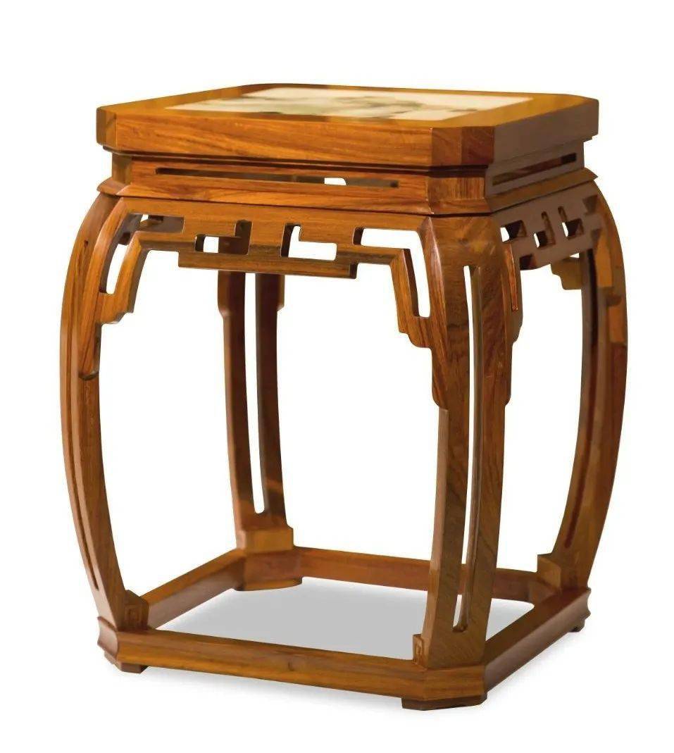 此次红桥红仿古家具团队以此件作品造型为参考,选用缅甸花梨搭配云石