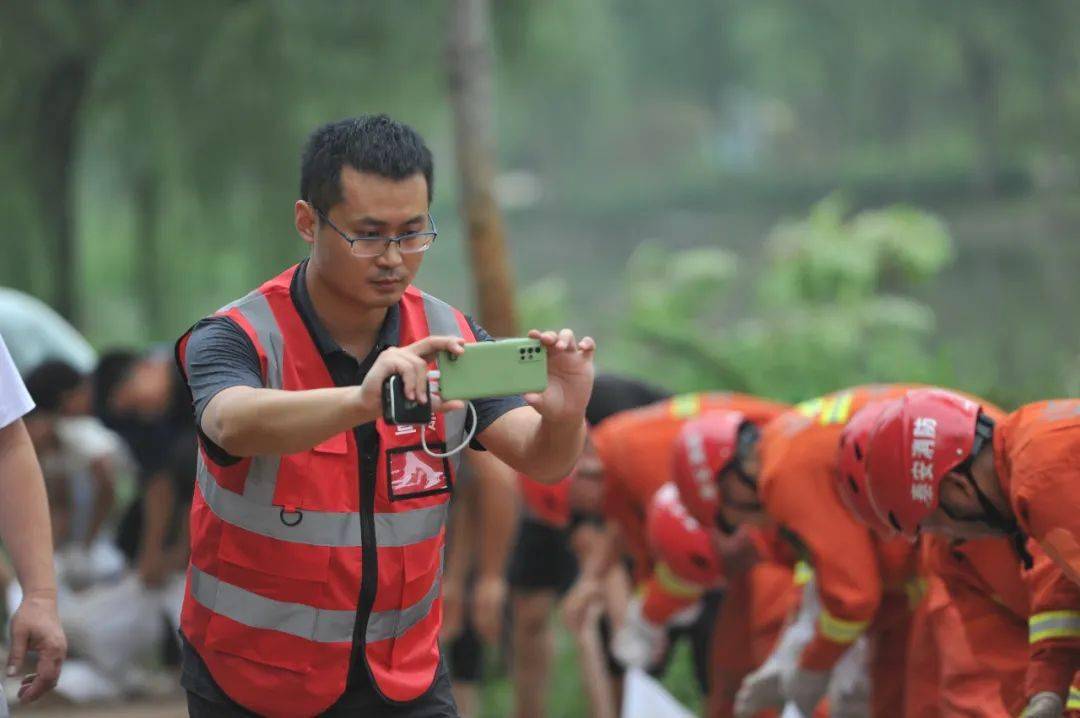 暴雨中，他们蹚积水、报汛情、拍救援......