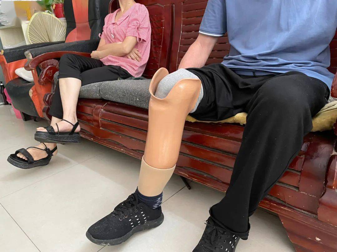 病右小腿截肢,为了让他能重新站起来,李先生给父亲购买安装了一副假肢