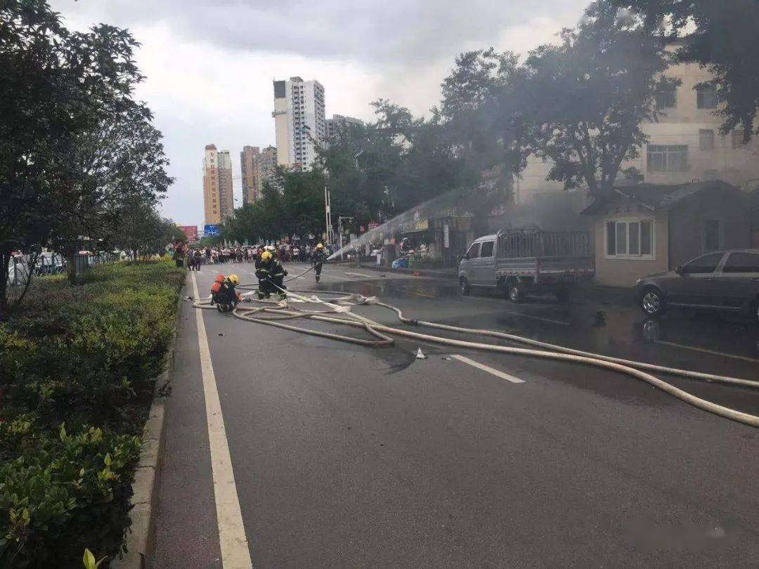 火灾地点为学院路一商铺云上毕节记者立即赶往现场火灾发生后现场浓烟