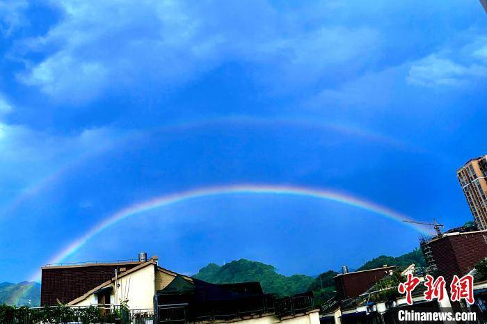 四川叙永雨后现绝美双彩虹天象