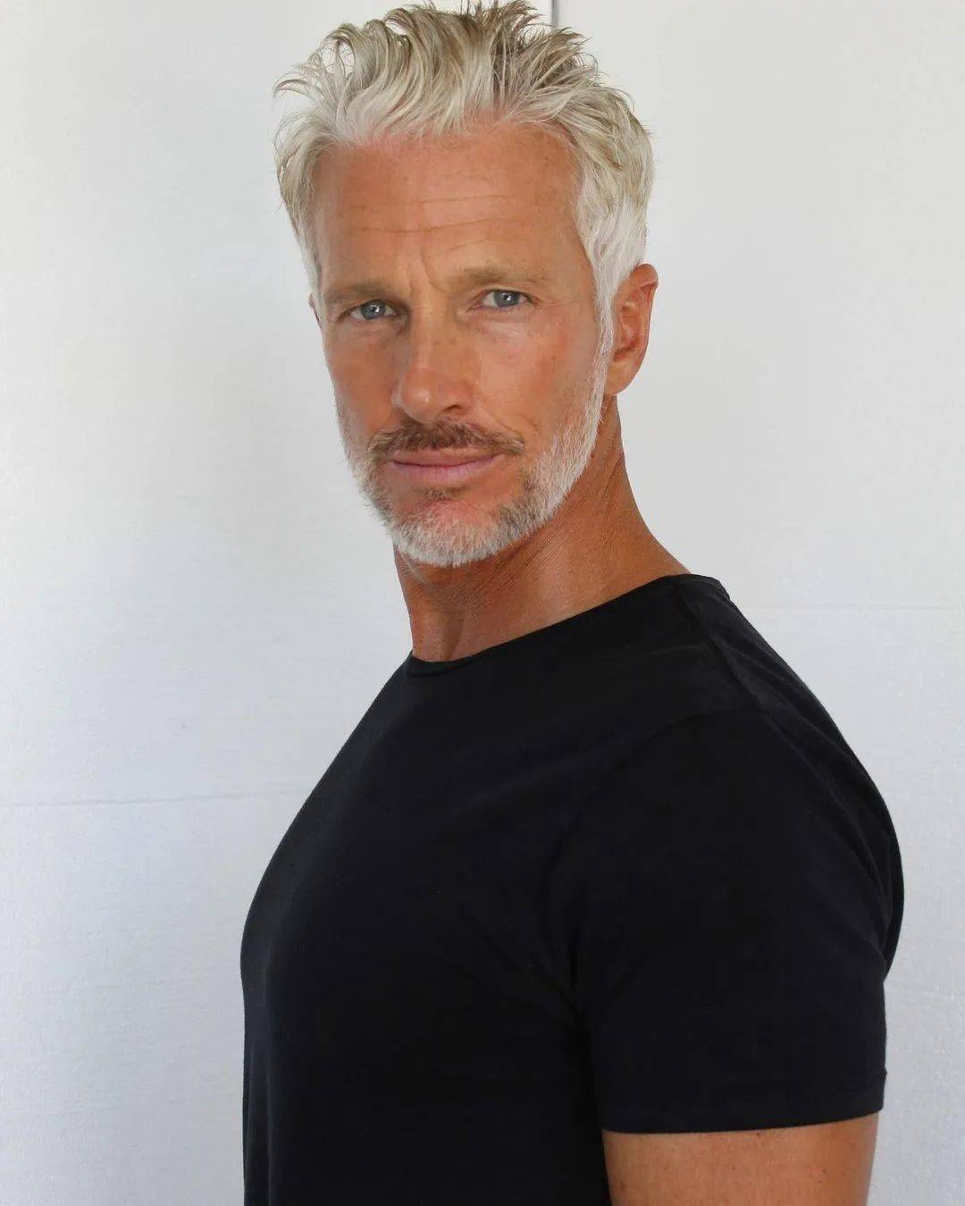 44岁美国男模走红网络银发老头的风格非常抢眼