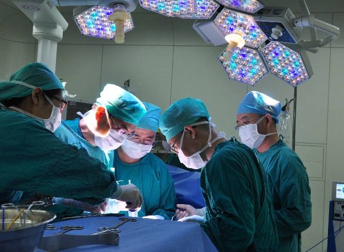 团队|修肾、挪窝、回植，中山一肾团队用一个切口完成自体肾移植