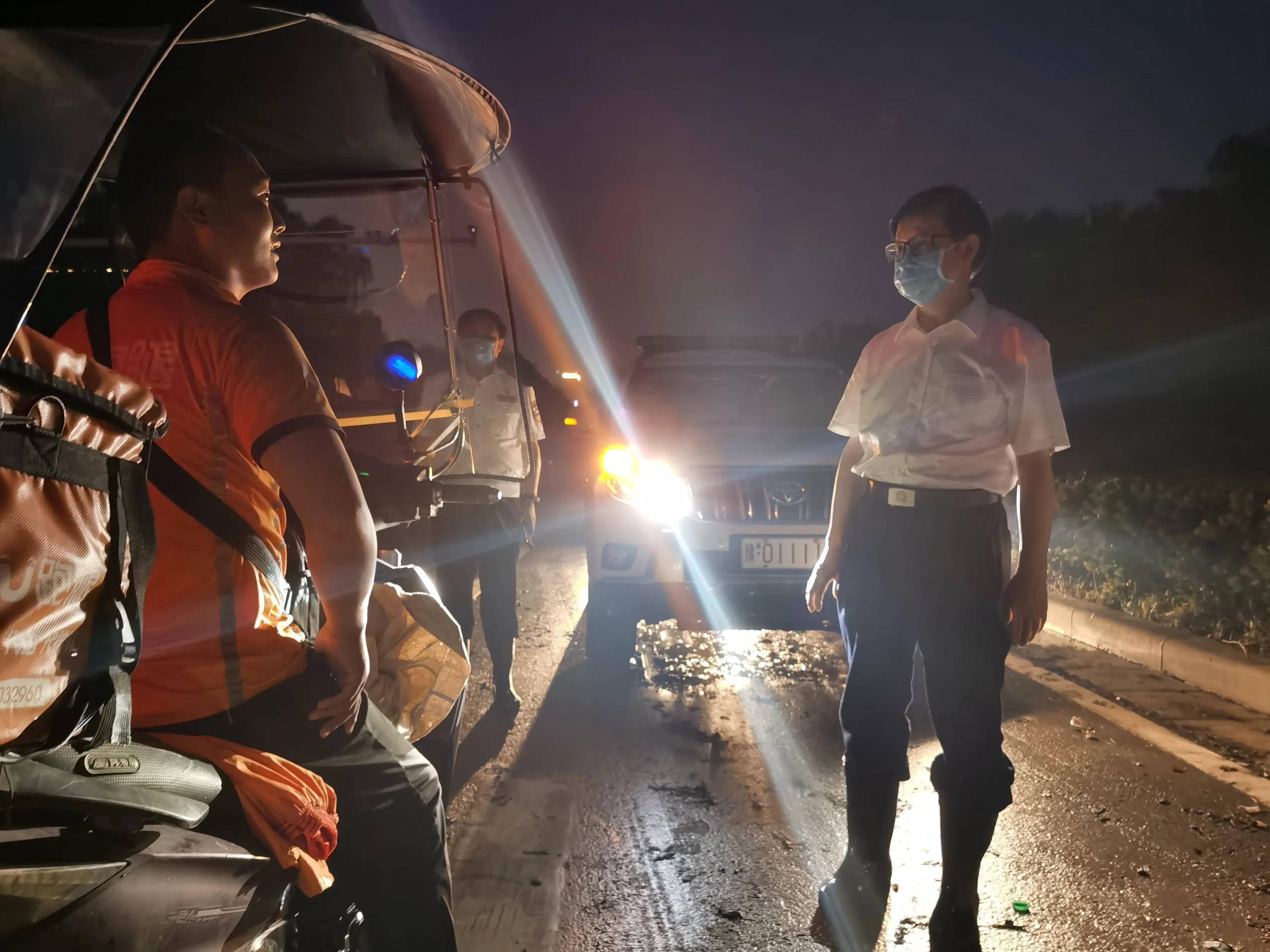 7月22日晚上,副省长,省公安厅厅长顾雪飞事先不打招呼,不定线路,从