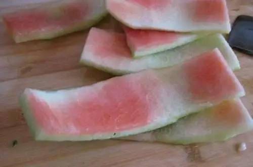 西瓜怎么切成西瓜条 379a3b0962f04c9792859ba99bca09f0.jpeg
