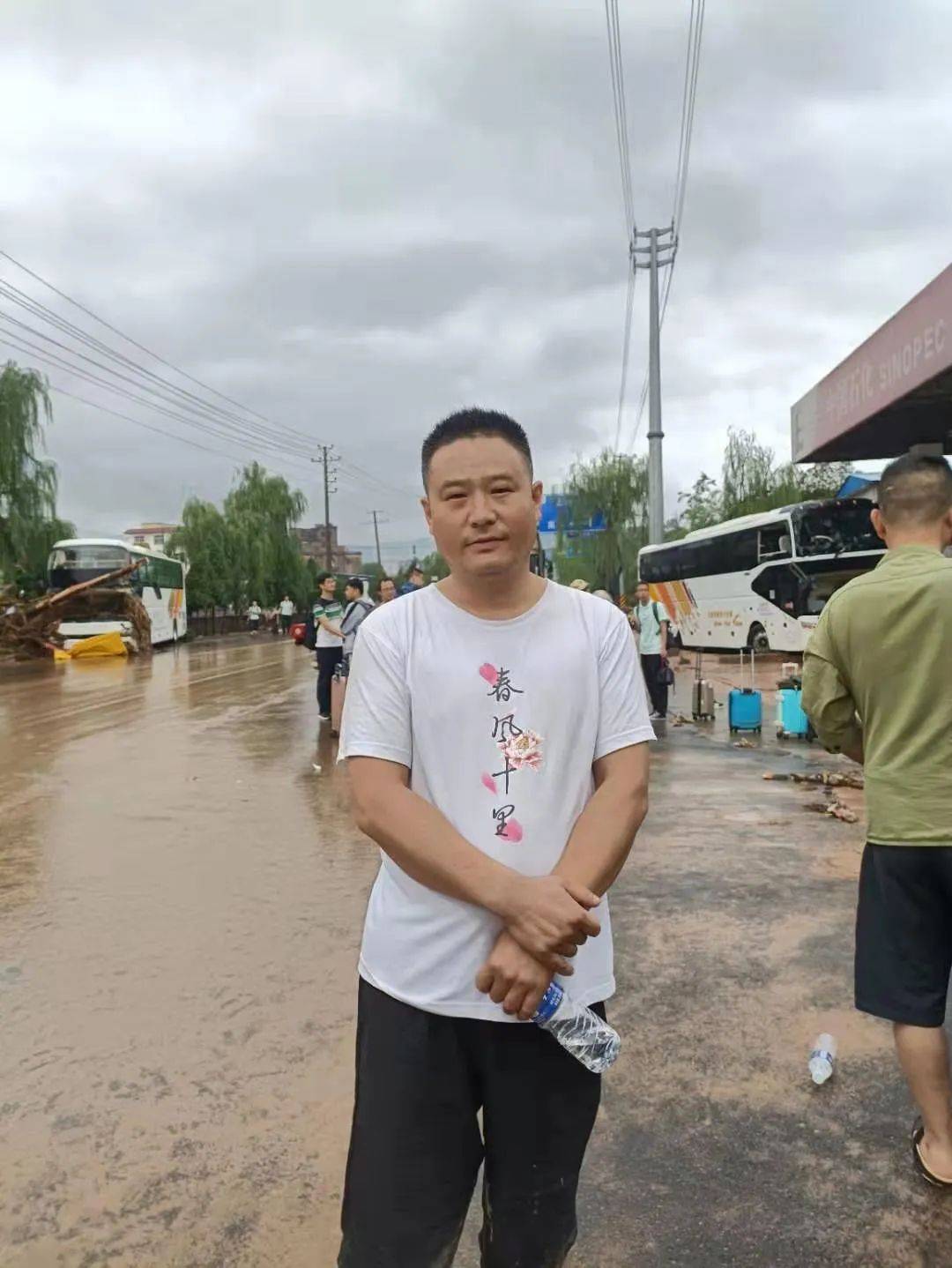 全网寻人！他开铲车在洪水中救下近70人，场面惊险……