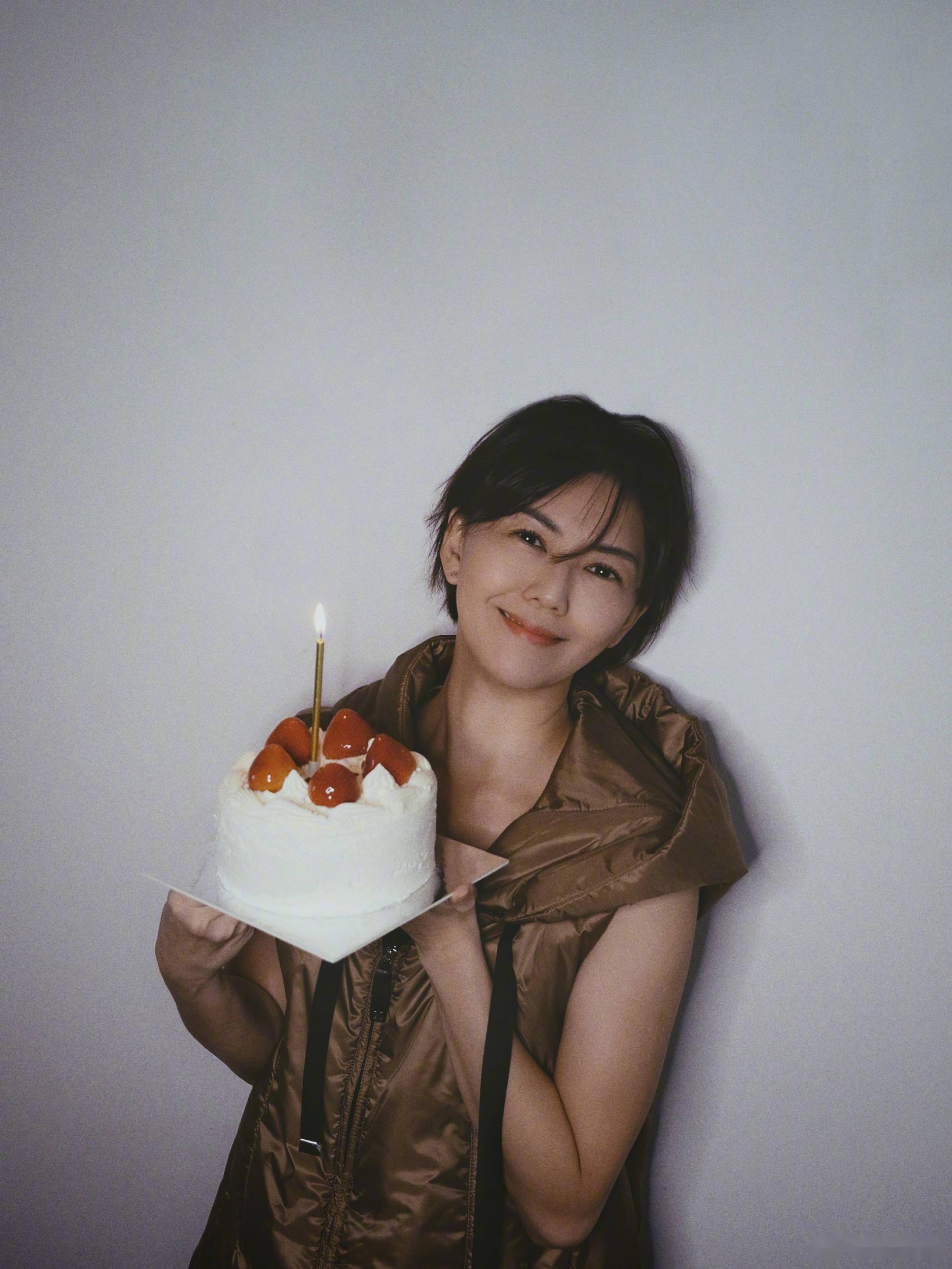 孙燕姿发文为自己庆祝生日手捧蛋糕出镜笑容甜美
