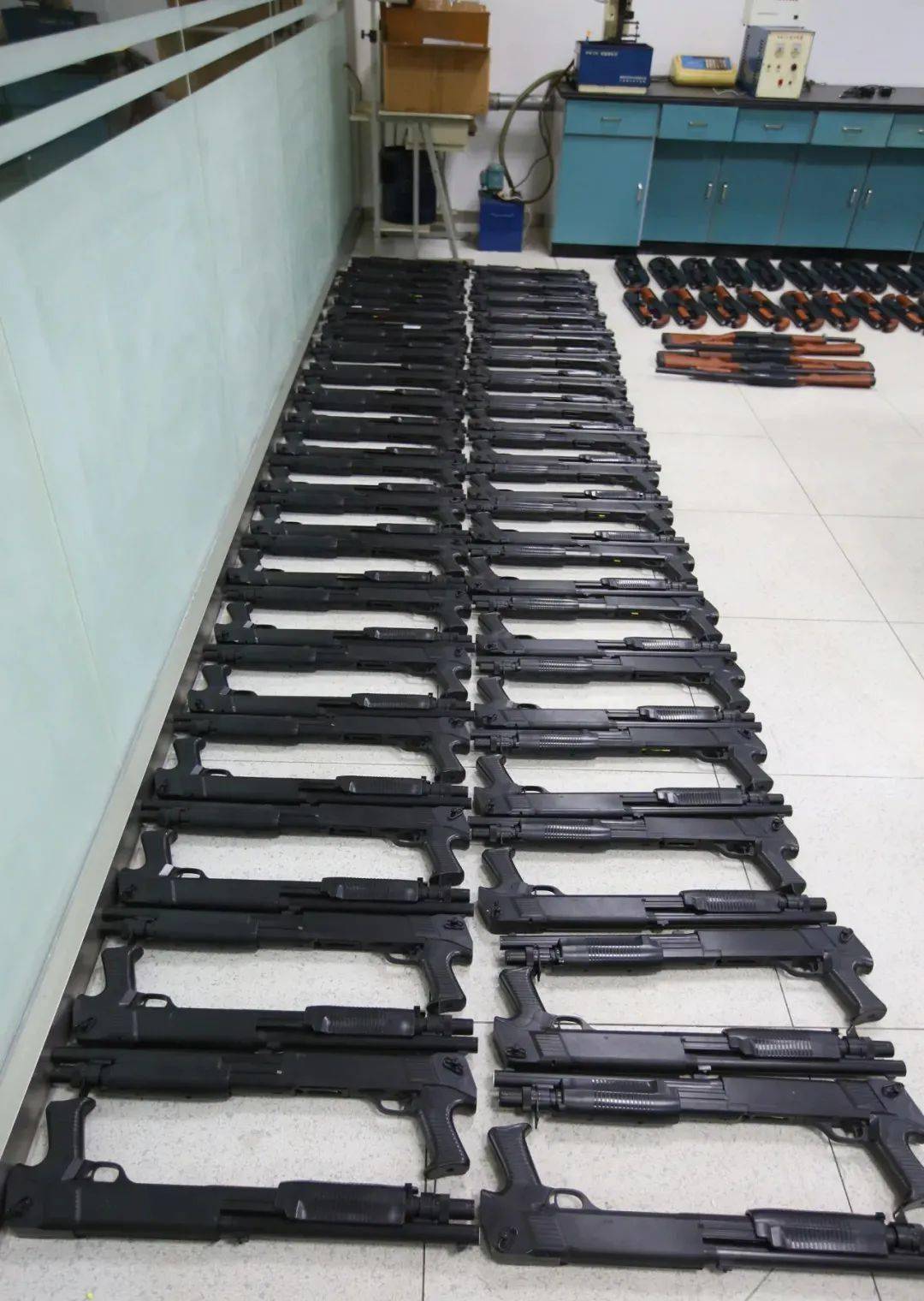 阜新警方破获特大网络贩枪案收缴仿真枪400余支其中227支