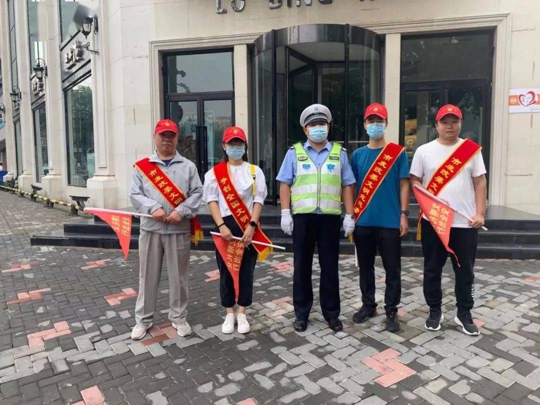 【剪影·文明交通】文明交通劝导志愿者引领出行新风尚