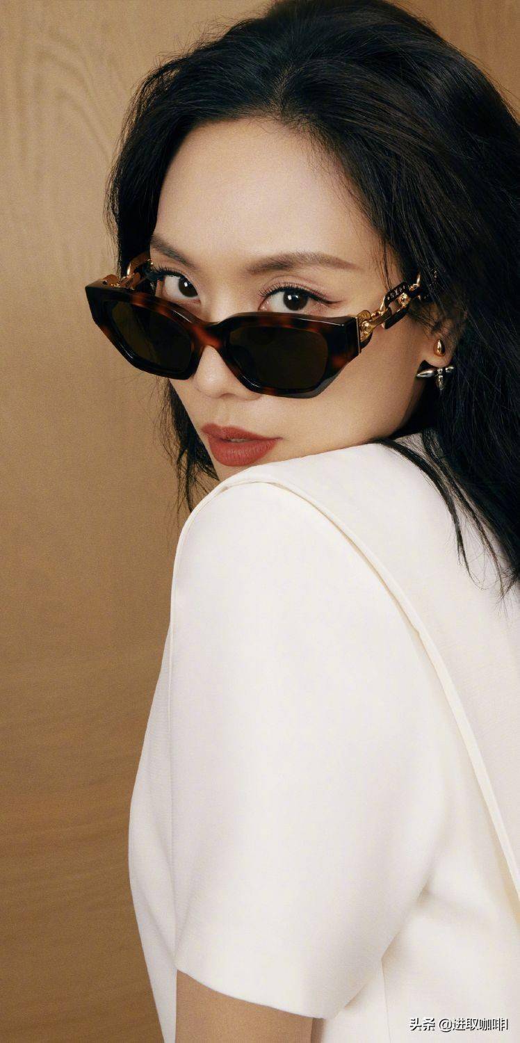 纯白灵动酷女郎