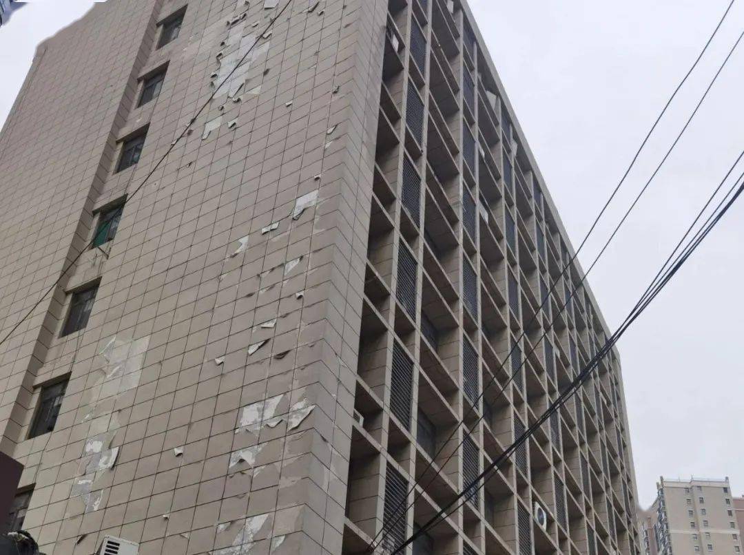 一场大雨致导致真石漆翘边成片脱落