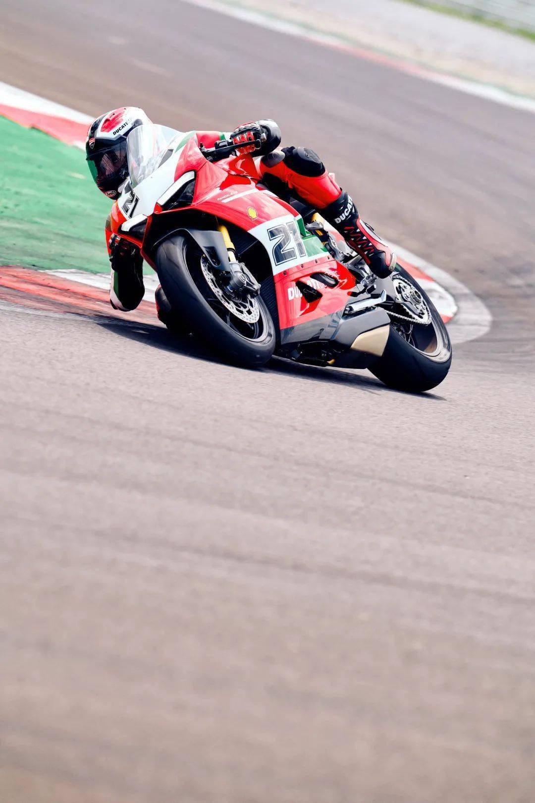杜卡迪panigalev2拜尼斯冠军纪念版赛道特写