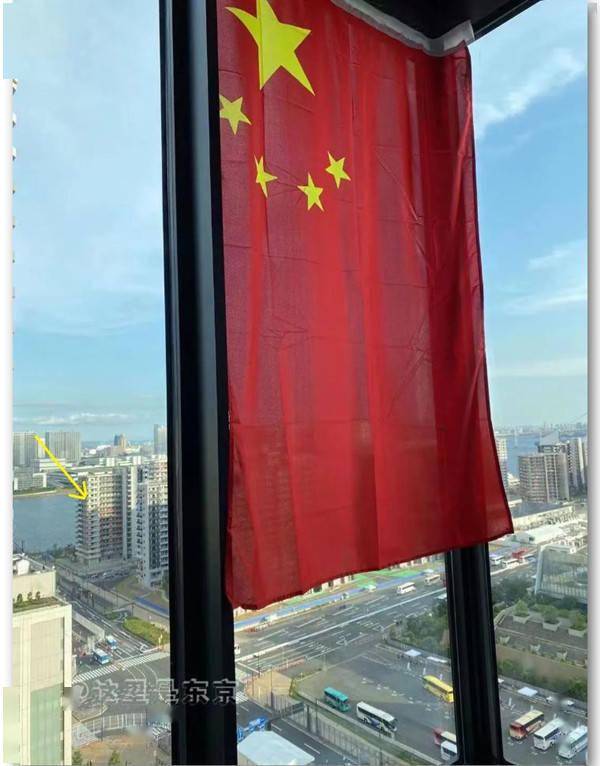 东京手记丨东京奥运会热起来了华人在自家阳台挂出中国国旗
