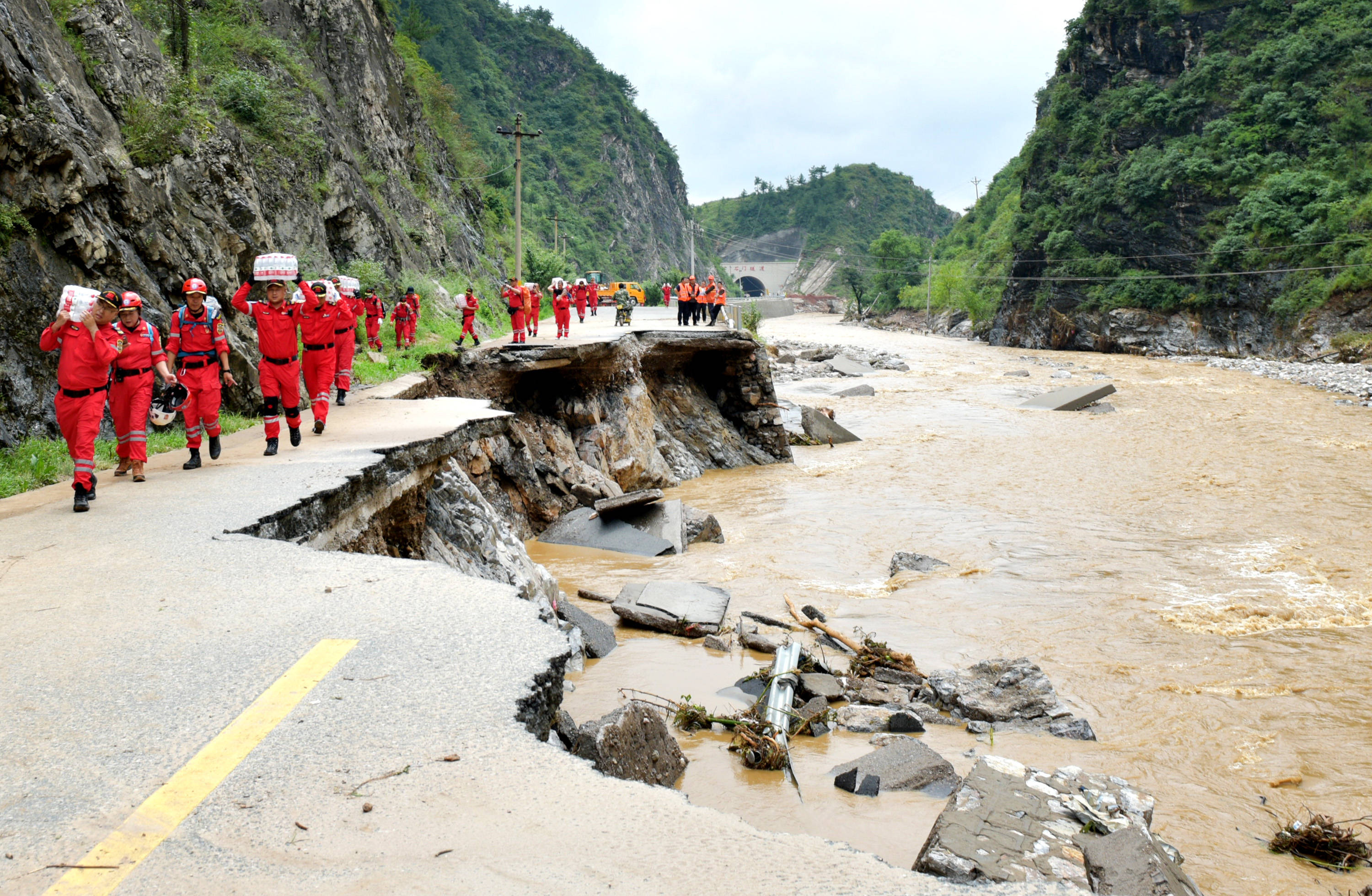 陕西洛南暴雨致多乡镇道路电力通信中断