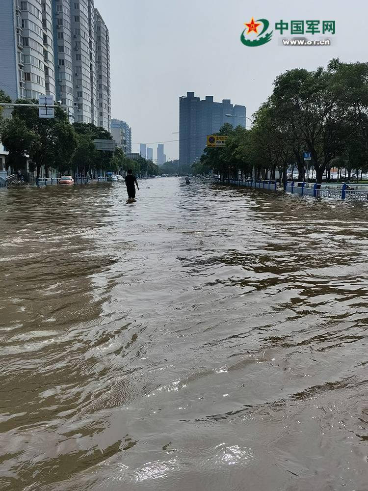 经过连日暴雨,新乡市内涝严重,城市道路多处积水.
