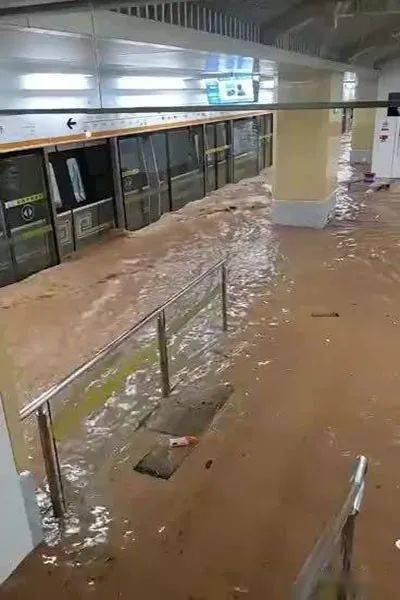 郑州地铁5号线暴雨图片