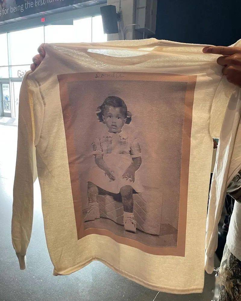 母亲|Kanye 丝袜套头模仿《阿基拉》！Yeezy 新鞋型完整曝光！