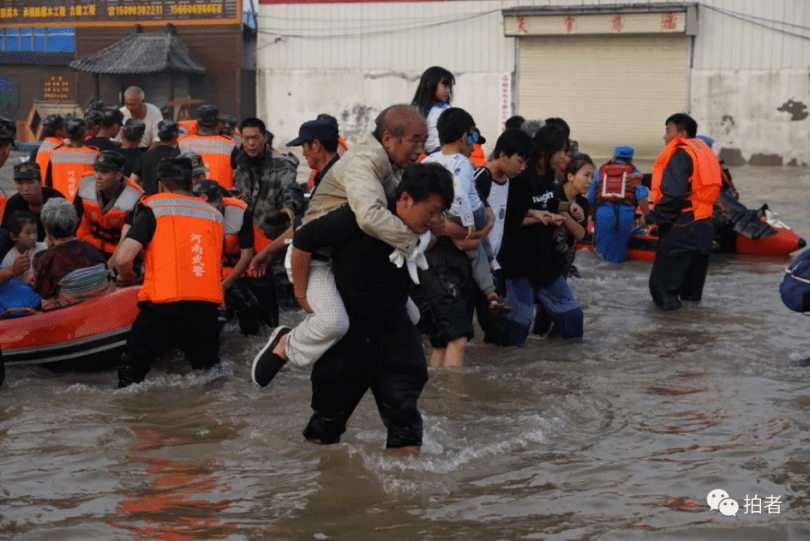 鹤壁 新乡救援进行时 脱困洪水后,妈妈抱紧孩子