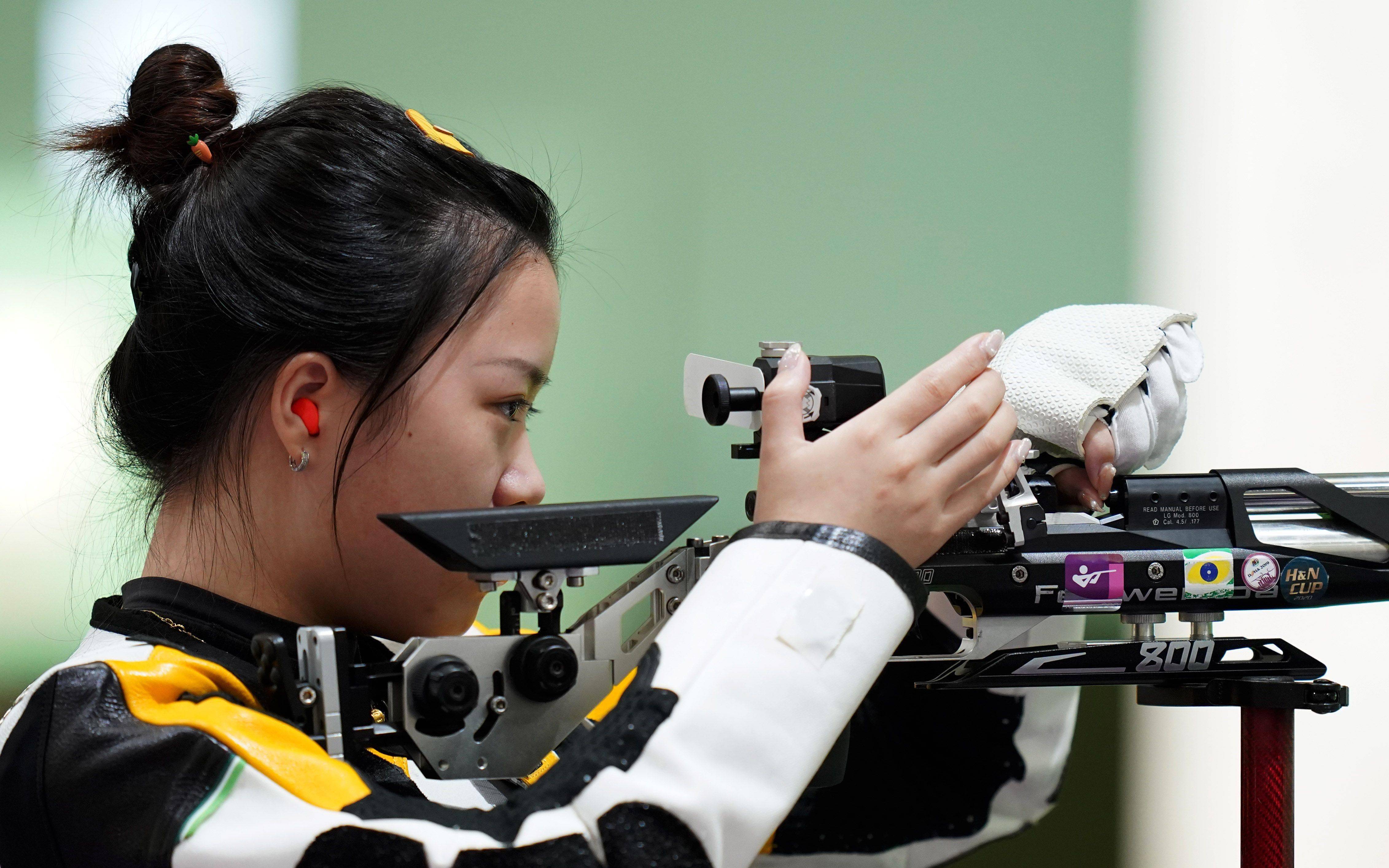 女子10米气步枪决赛,杨倩夺中国代表团首金