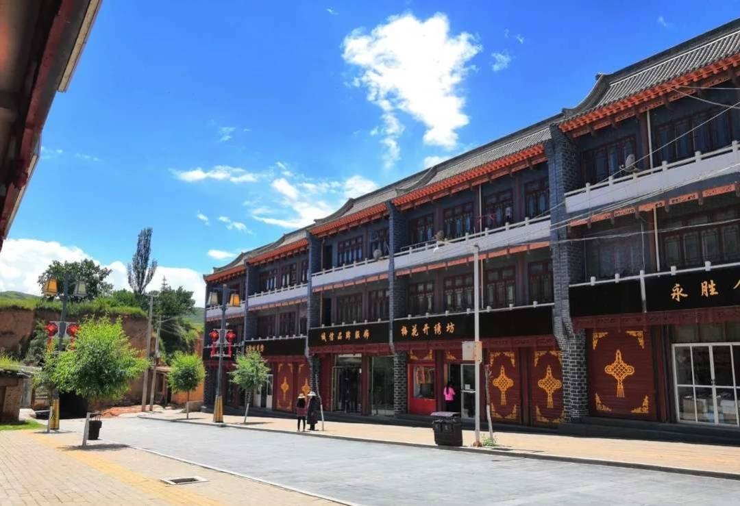 甘肃临潭:千年古镇和油菜花海撞了个满怀_新城镇