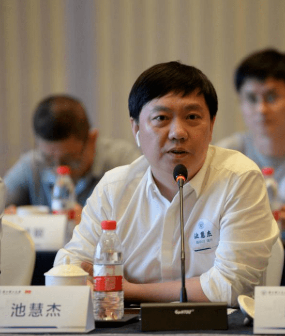 教授邱夷平,92级服设专业校友,温州校友会会长,东蒙集团总裁池慧杰,81