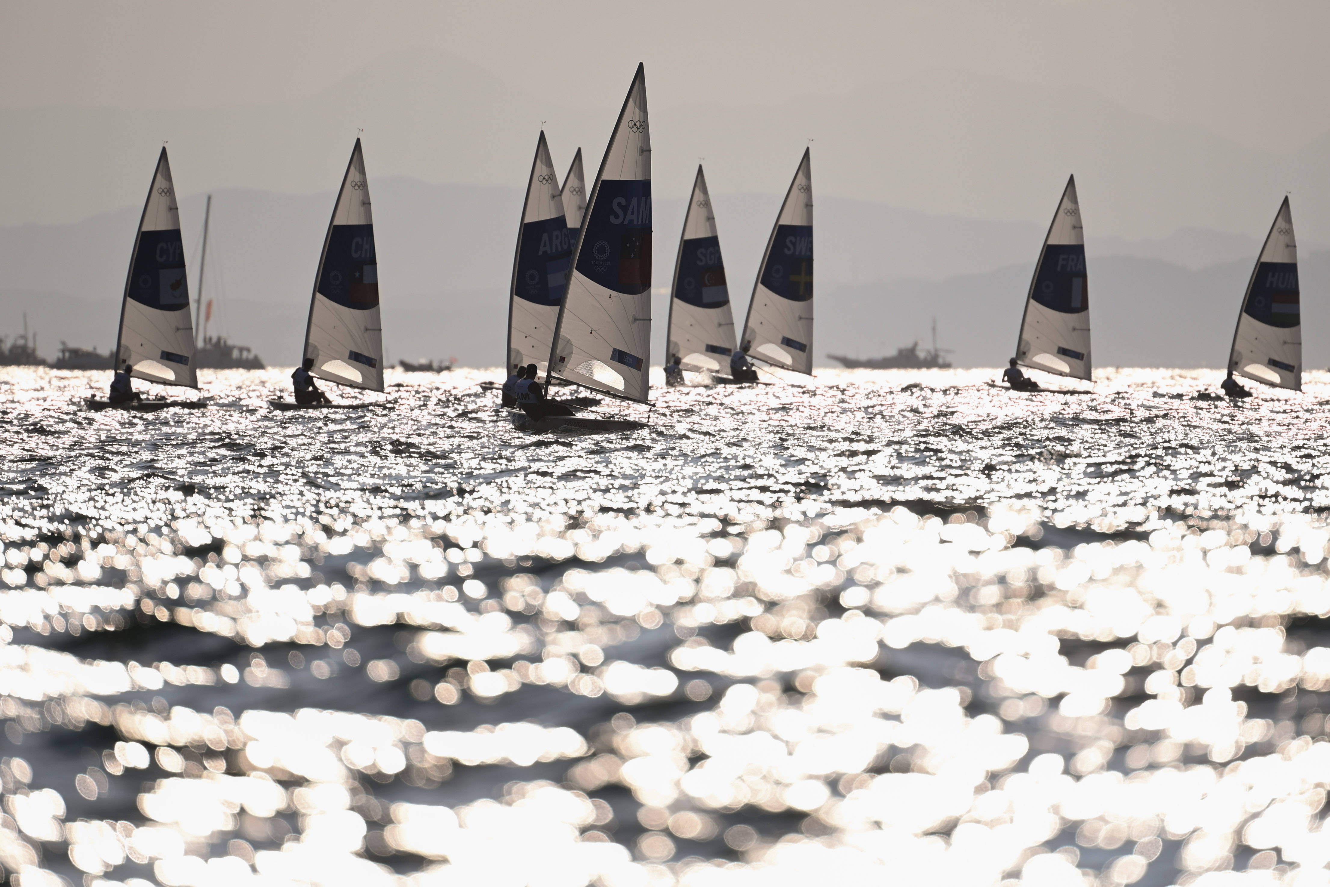 帆船乘风破浪显英姿