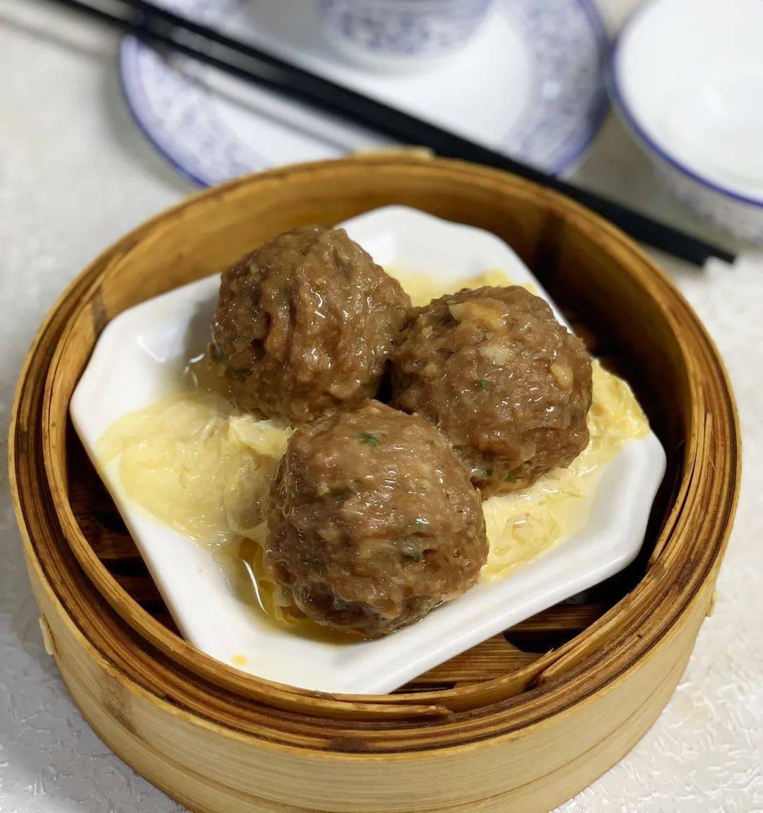 还能感觉汁水在嘴中迸发外表的肉质紧致饱满,轻轻咬上一口手打牛肉丸q