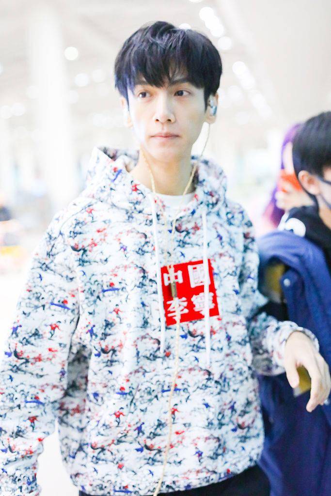 黑色|国货之光冲上热搜 盘点明星们的国货穿搭