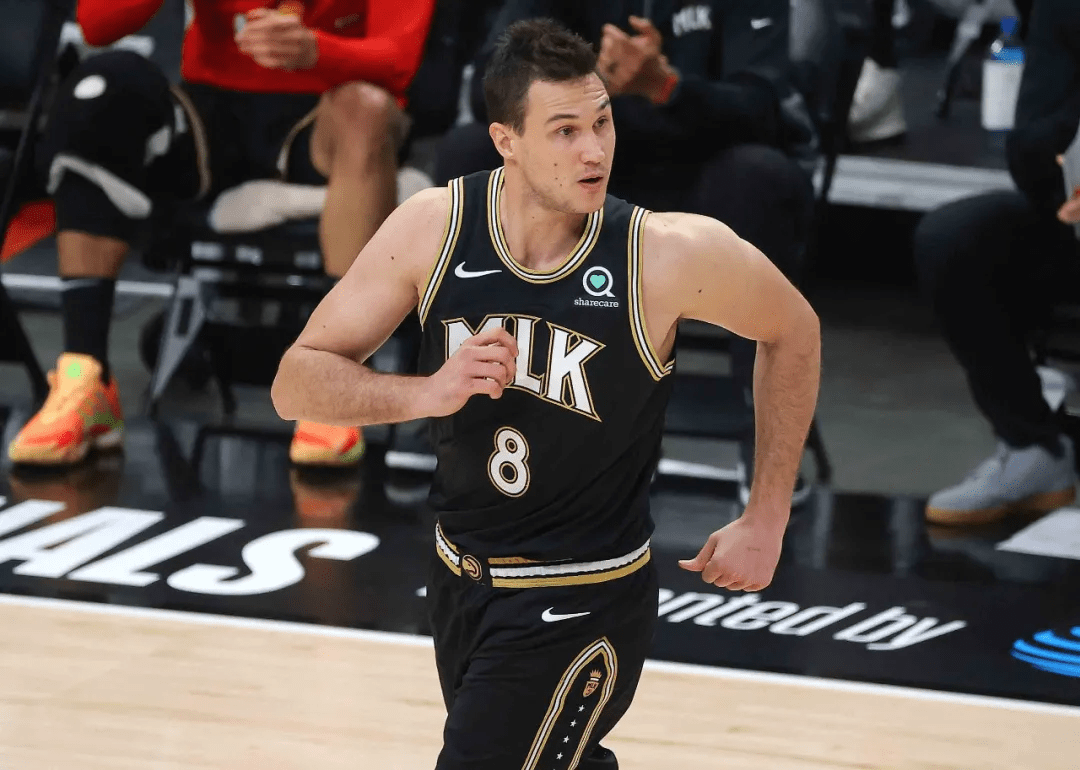 他们的首发内线组合是尼科洛-梅利(独行侠)和达尼洛-加里纳利(老鹰)?