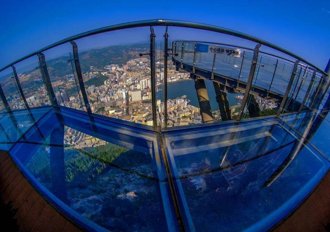 个旧玻璃栈道↑悠悠天宇旷,浓浓故乡情无论您走多远最忆是乡愁我们