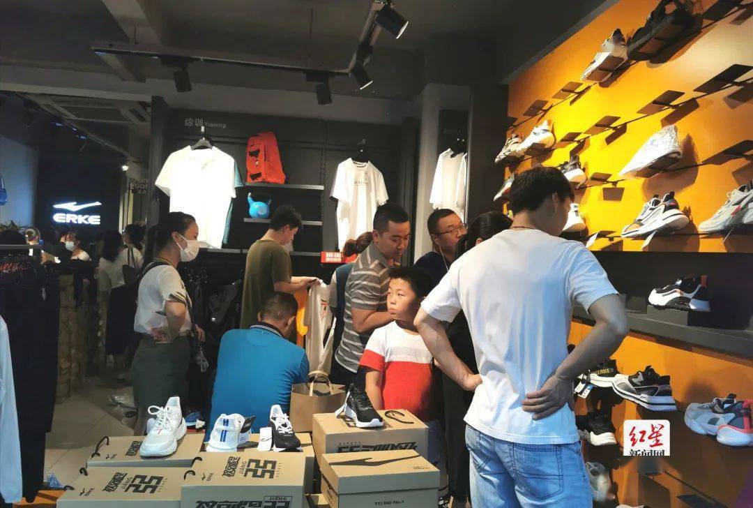 挤爆!成都鸿星尔克门店销售火爆,货架一扫而空