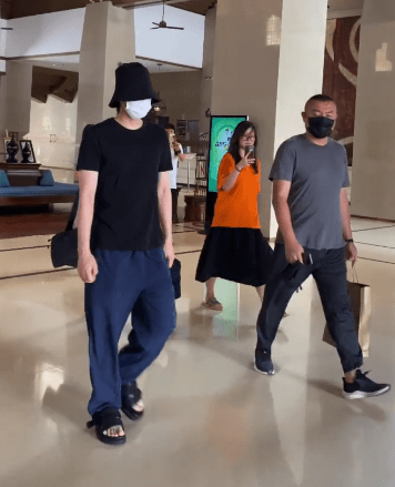 李大爷|李易峰今日份路透来袭 拖鞋或成峰峰夏日搬砖标配