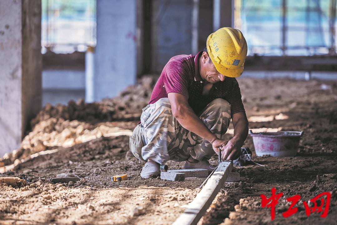 ②①高温天气下,记者走访10处工地,发现不少工人未佩戴安全帽,还有