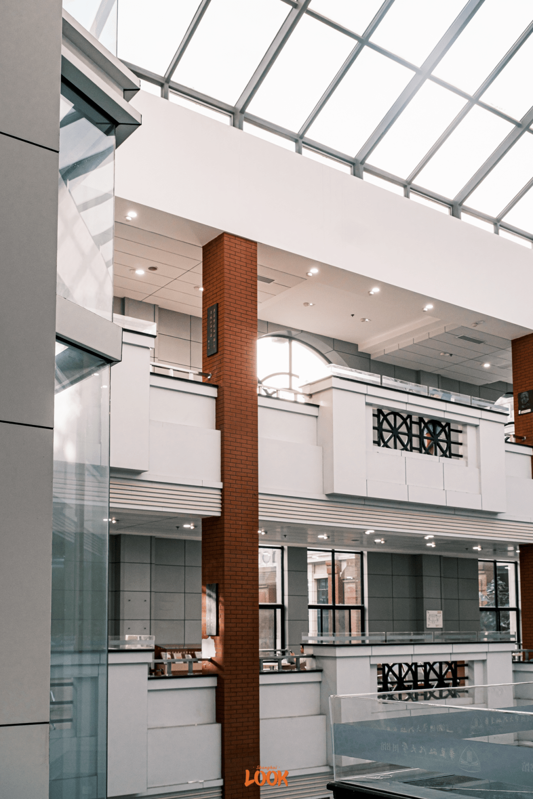 look | 华东政法大学 · 看东方霍格沃茨_华政