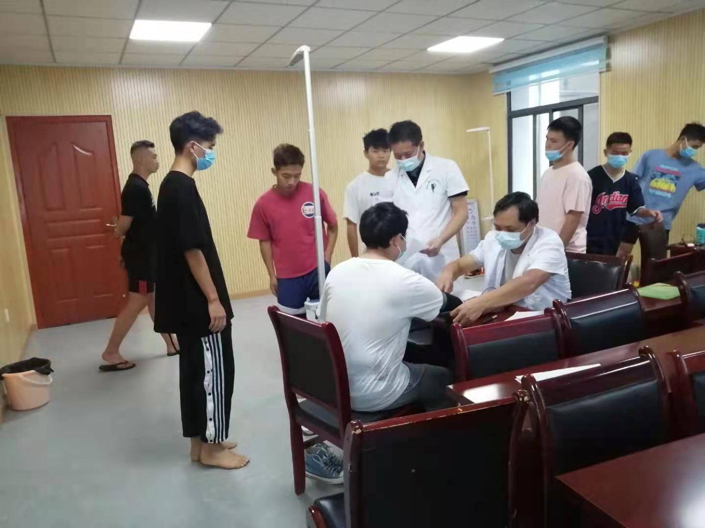 进站前逐个核验健康码,并进行体温测量,由工作人员带队,从身高,体重