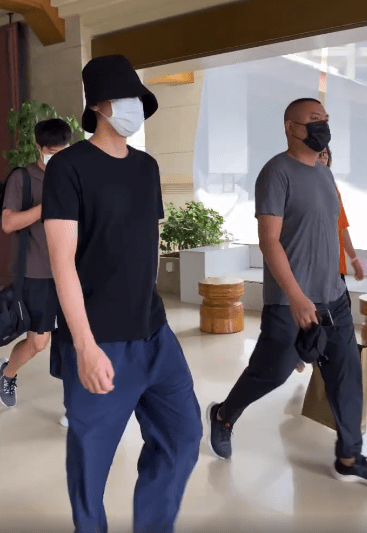 李大爷|李易峰今日份路透来袭 拖鞋或成峰峰夏日搬砖标配