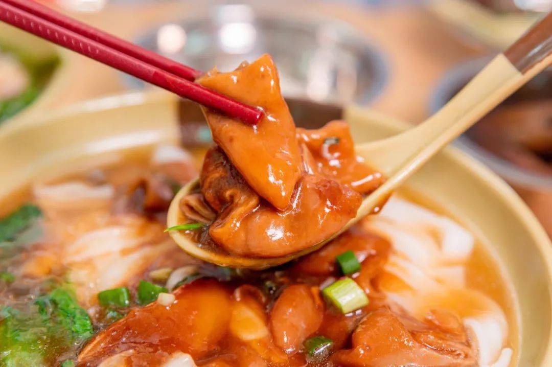 河粉就无功无过啦,不过有了猪大肠的酱汁,这碗面还是值得一嗦